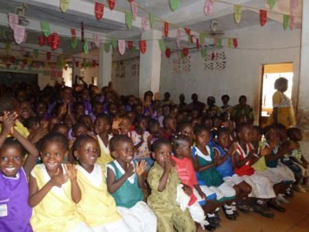 Schulversammlung in der GUNTMAG Schule in Kissy